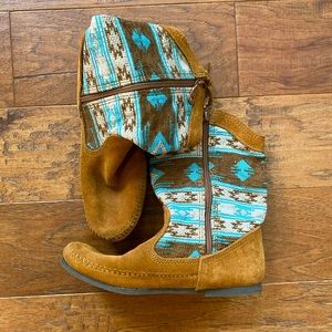 Women’s 7 Minnetonka moccasins